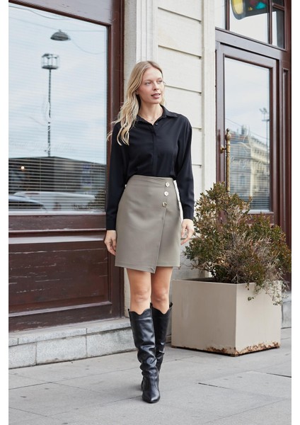 Kadın Arkadan Fermuarlı Düğme Detaylı Hafif Likralı Kumaş Diz Üstü Kalem Etek-Haki