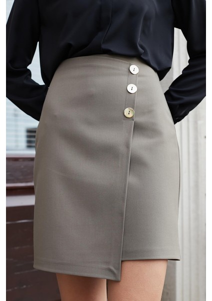 Kadın Arkadan Fermuarlı Düğme Detaylı Hafif Likralı Kumaş Diz Üstü Kalem Etek-Haki indirimleri