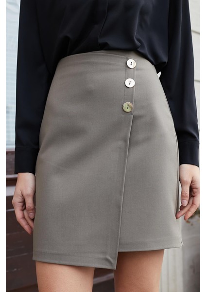 Kadın Arkadan Fermuarlı Düğme Detaylı Hafif Likralı Kumaş Diz Üstü Kalem Etek-Haki