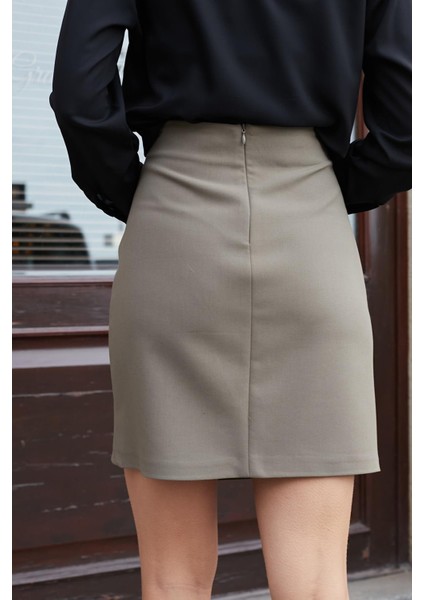 Kadın Arkadan Fermuarlı Düğme Detaylı Hafif Likralı Kumaş Diz Üstü Kalem Etek-Haki