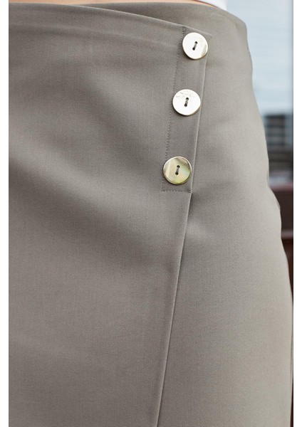 Kadın Arkadan Fermuarlı Düğme Detaylı Hafif Likralı Kumaş Diz Üstü Kalem Etek-Haki