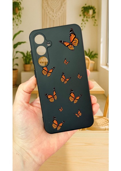 Samsung Galaxy S25 Turuncu Kelebek Desenli Silikon Darbe Emici Klasik Korumalı Rubber Kılıf
