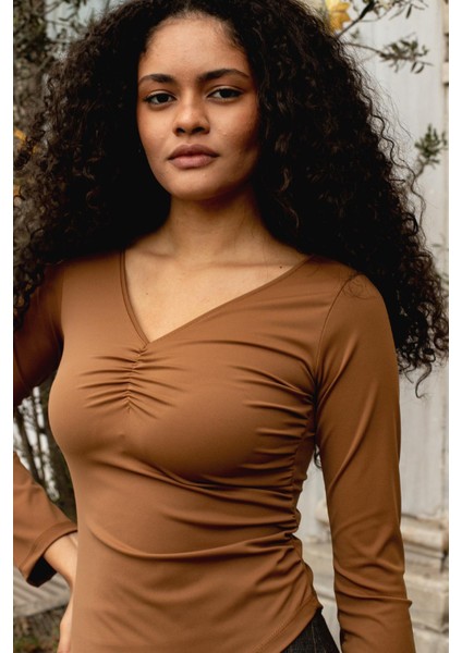 Kadın Likralı Esnek Hafif Parlak Kumaş V Yaka Büzgülü Uzun Kol Asimetrik Bluz-Kahve fırsatları