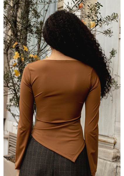 Kadın Likralı Esnek Hafif Parlak Kumaş V Yaka Büzgülü Uzun Kol Asimetrik Bluz-Kahve