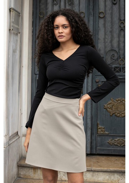 Kadın Likralı Esnek Hafif Parlak Kumaş V Yaka Büzgülü Uzun Kol Asimetrik Bluz-Siyah