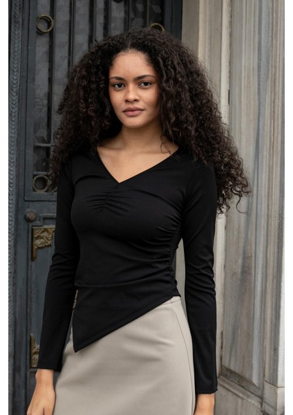 Kadın Likralı Esnek Hafif Parlak Kumaş V Yaka Büzgülü Uzun Kol Asimetrik Bluz-Siyah fiyatları