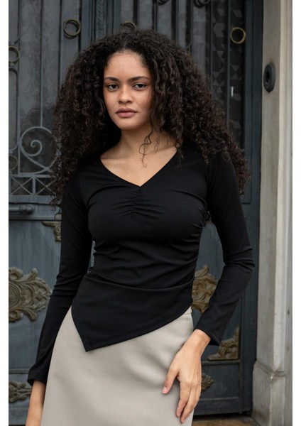 Kadın Likralı Esnek Hafif Parlak Kumaş V Yaka Büzgülü Uzun Kol Asimetrik Bluz-Siyah modelleri