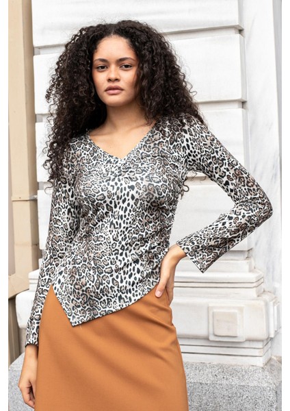 Kadın Likralı Esnek Kumaş Desenli V Yaka Büzgülü Uzun Kol Asimetrik Body Bluz-Leopar