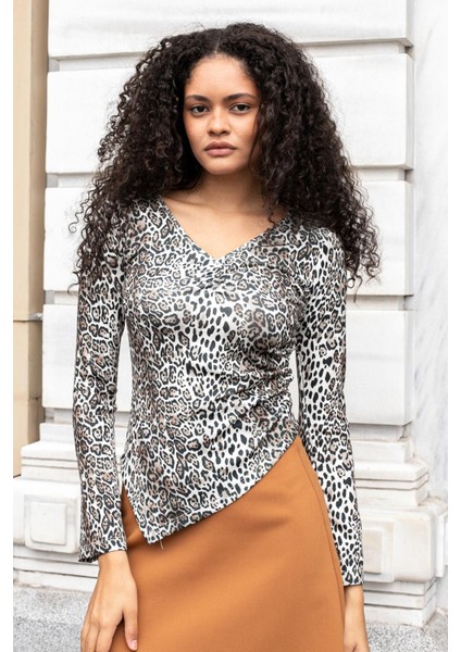 Kadın Likralı Esnek Kumaş Desenli V Yaka Büzgülü Uzun Kol Asimetrik Body Bluz-Leopar modelleri