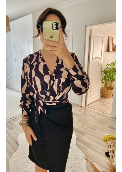 Kadın Uzun Kollu Kruvaze Yaka Dijital Baskılı Fiyonk Detay Atlas Kumaş Elbise