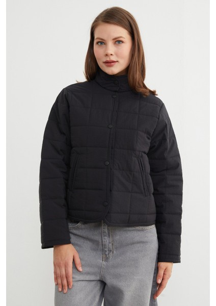 Kare Kapitone Desen Dik Yaka Mont