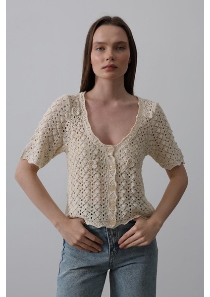 Çiçek Detaylı Düğmeli Triko - Ekru