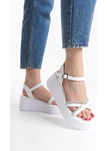 Yazlık Kadın Sandalet Yüksek Dolgu Taban ve Suni Deri Malzeme ile Şık Tasarım indirimleri