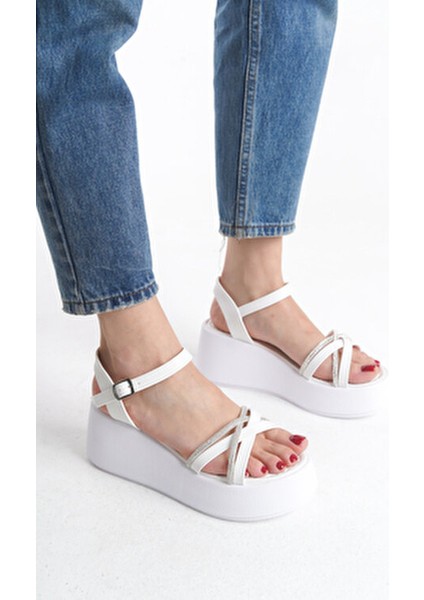 Yazlık Kadın Sandalet Yüksek Dolgu Taban ve Suni Deri Malzeme ile Şık Tasarım