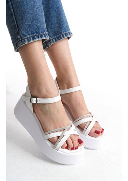 Yazlık Kadın Sandalet Yüksek Dolgu Taban ve Suni Deri Malzeme ile Şık Tasarım