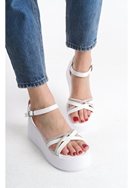 Yazlık Kadın Sandalet Yüksek Dolgu Taban ve Suni Deri Malzeme ile Şık Tasarım