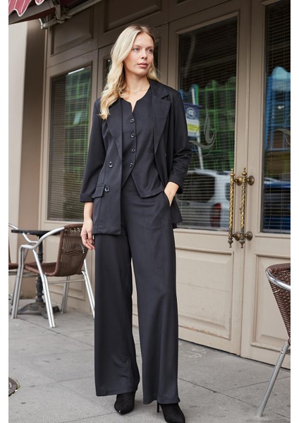 Kadın Süet Dokulu Kumaş Yakalı Capri Kol Cep Kapaklı Blazer Ceket-Siyah