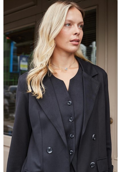 Kadın Süet Dokulu Kumaş Yakalı Capri Kol Cep Kapaklı Blazer Ceket-Siyah