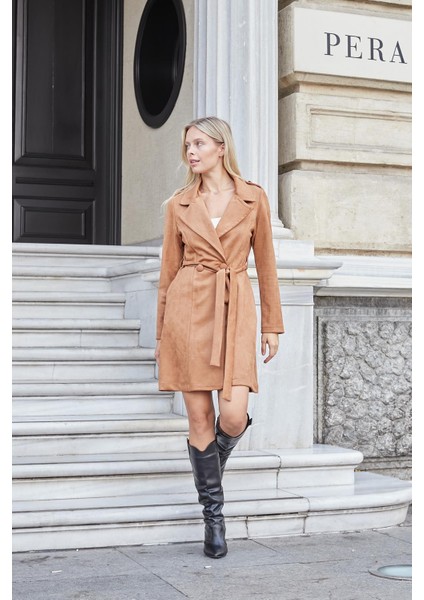 Kadın Hafif Likralı Süet Kumaş Anvelop Kruvaze Cepli Uzun Kol Diz Boy Trençkot-Camel