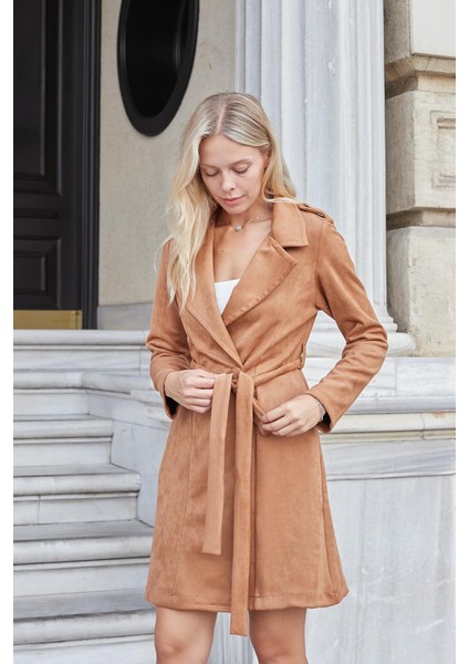 Kadın Hafif Likralı Süet Kumaş Anvelop Kruvaze Cepli Uzun Kol Diz Boy Trençkot-Camel fiyatları