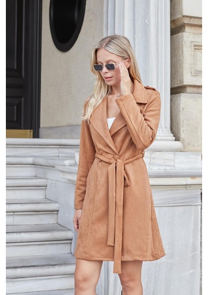 Kadın Hafif Likralı Süet Kumaş Anvelop Kruvaze Cepli Uzun Kol Diz Boy Trençkot-Camel fırsatları