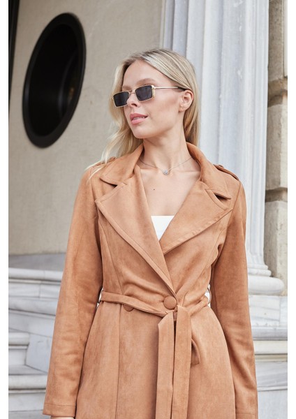 Kadın Hafif Likralı Süet Kumaş Anvelop Kruvaze Cepli Uzun Kol Diz Boy Trençkot-Camel