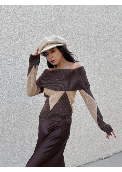 Kadın Kahve Madonna Yaka Baklava Desen Triko Kazak 30102