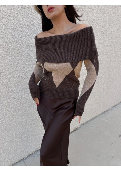 Kadın Kahve Madonna Yaka Baklava Desen Triko Kazak 30102