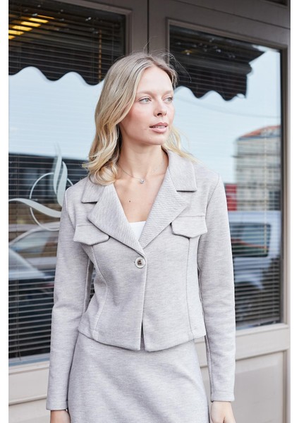 Kadın Kalın Esnek Kumaş Yakalı Cep Kapaklı Uzun Kol Kısa Blazer Ceket-Bej indirimleri