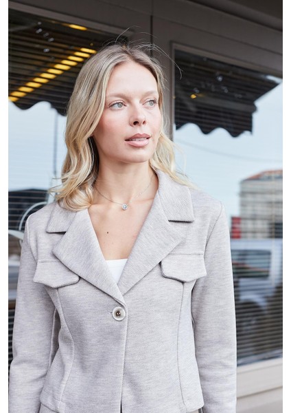 Kadın Kalın Esnek Kumaş Yakalı Cep Kapaklı Uzun Kol Kısa Blazer Ceket-Bej