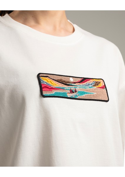 Current Kadın Oversize Fit %100 Organik Pamuk Kalın Dokulu Bisiklet Yakalı Nakışlı Kırık Beyaz T-Shirt fiyatları