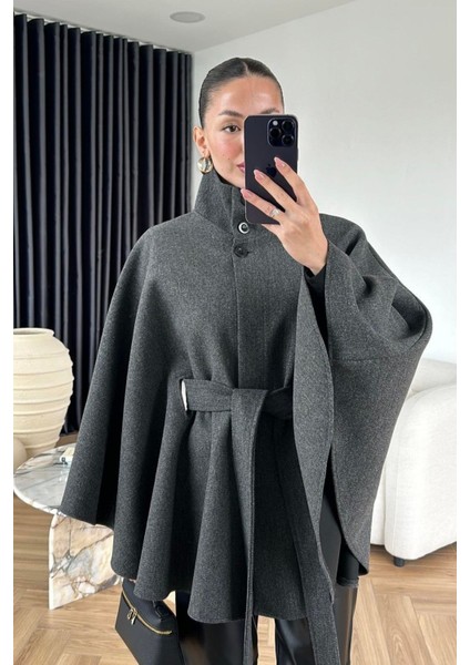 Dik Yaka Düğmeli Kuşaklı Bağlamalı Bele Oturan Tasarım Muadil Yumuşak Doku Kaşe Trend Panço Ceket