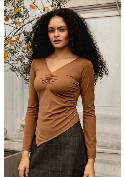 Kadın Likralı Esnek Hafif Parlak Kumaş V Yaka Büzgülü Uzun Kol Asimetrik Bluz-Kahve