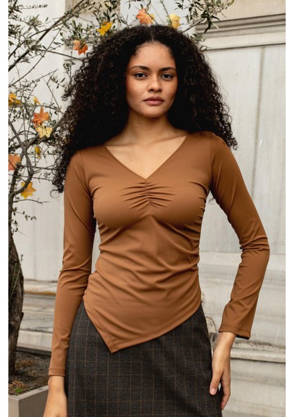 Kadın Likralı Esnek Hafif Parlak Kumaş V Yaka Büzgülü Uzun Kol Asimetrik Bluz-Kahve fiyatları