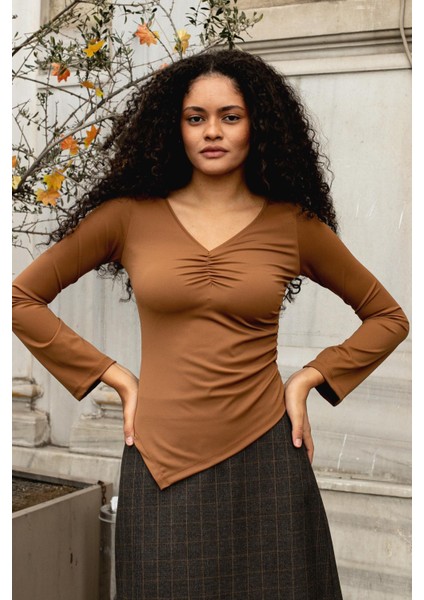 Kadın Likralı Esnek Hafif Parlak Kumaş V Yaka Büzgülü Uzun Kol Asimetrik Bluz-Kahve modelleri