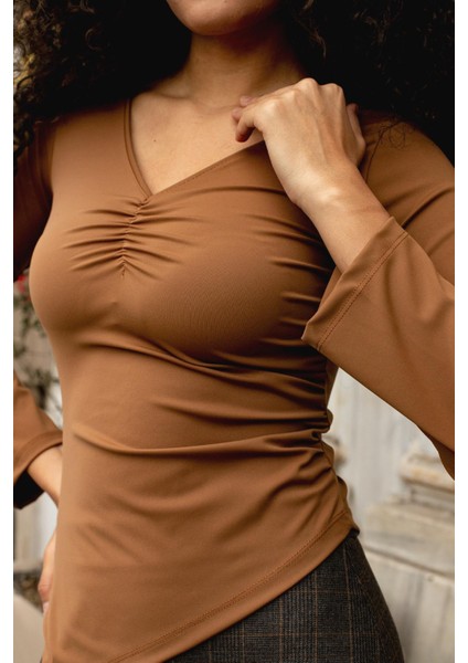 Kadın Likralı Esnek Hafif Parlak Kumaş V Yaka Büzgülü Uzun Kol Asimetrik Bluz-Kahve indirimleri