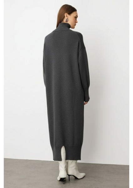 Oversize Dik Yaka Füme Rengi Uzun Kalın Triko Elbise fırsatları