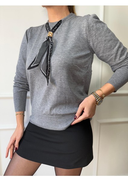 Gri Fularlı Bluz