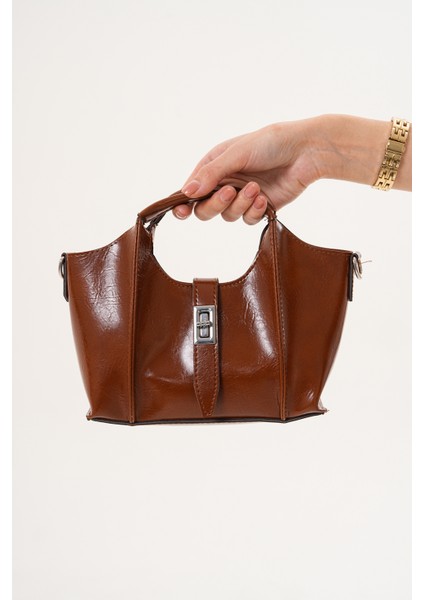 Ekstralı Önü Kilit Detaylı ve Fermuarlı Kadın Omuz Çantası