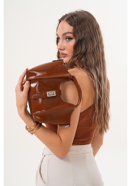 Ekstralı Önü Kilit Detaylı ve Fermuarlı Kadın Omuz Çantası fiyatları