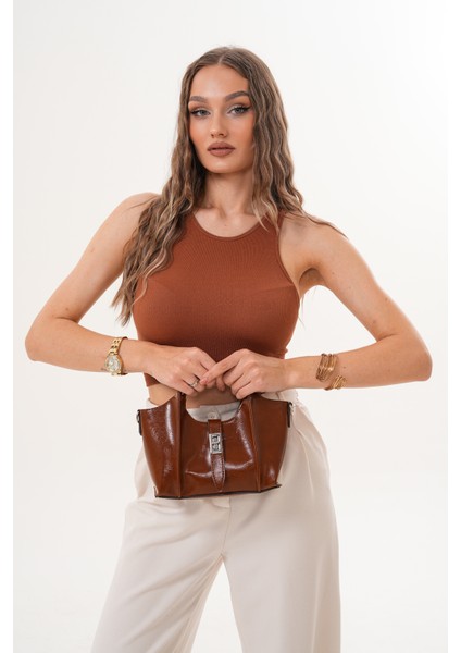 Ekstralı Önü Kilit Detaylı ve Fermuarlı Kadın Omuz Çantası