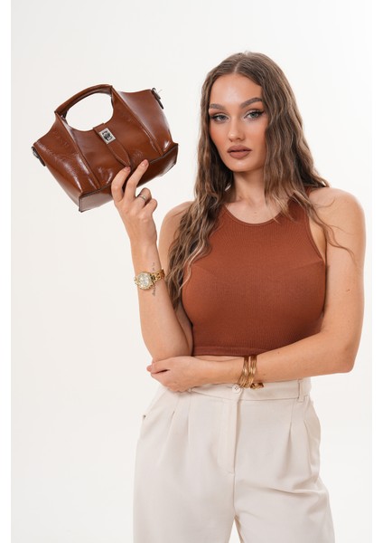 Ekstralı Önü Kilit Detaylı ve Fermuarlı Kadın Omuz Çantası