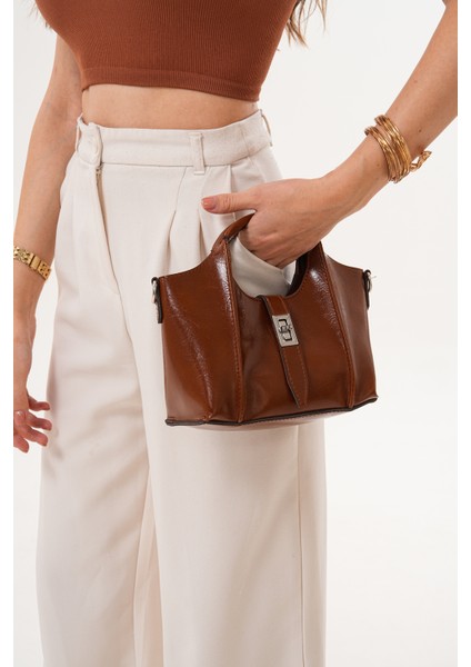 Ekstralı Önü Kilit Detaylı ve Fermuarlı Kadın Omuz Çantası