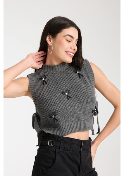Kurdele Detaylı Triko Crop Süveter fırsatları