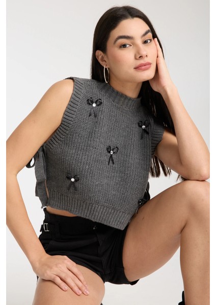 Kurdele Detaylı Triko Crop Süveter