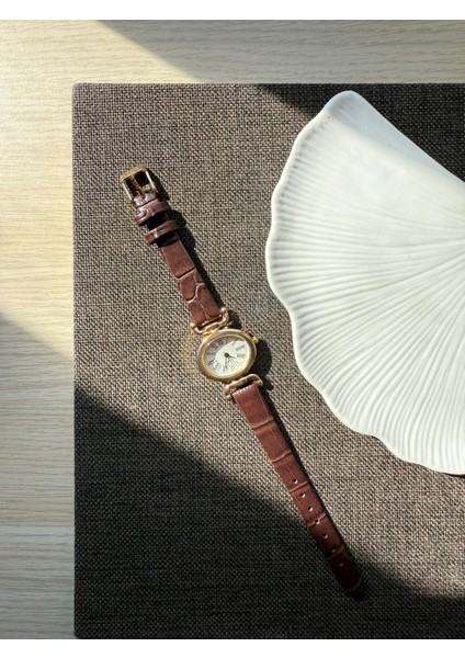 Retro Minimal Deri Kordon Vintage Kadın Kol Saati