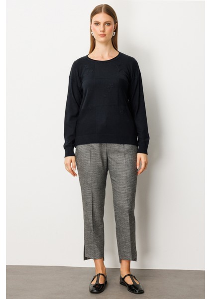 Kadın Büyük Beden Çiçek Işlemeli Sıfır Yaka Triko Kazak 65359 Siyah modelleri