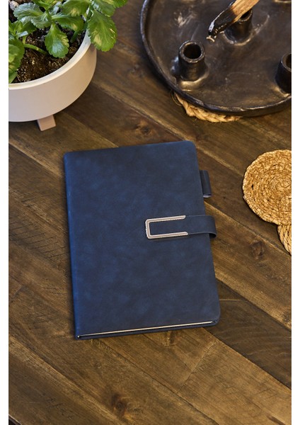 Kişiye Özel Lacivert Kalem Tutucu Vegan Deri Metal Mıknatıslı Kilitli 224 Sayfa Çizgili Not Defteri