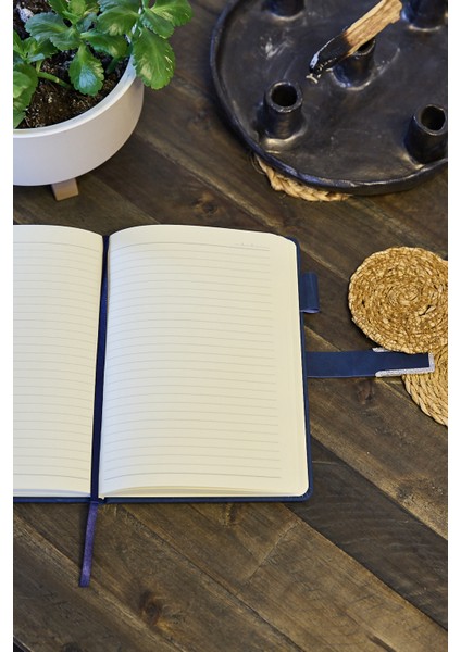 Kişiye Özel Lacivert Kalem Tutucu Vegan Deri Metal Mıknatıslı Kilitli 224 Sayfa Çizgili Not Defteri fiyatları