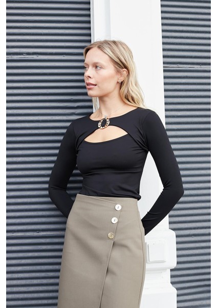 Kadın Likralı Esnek Kumaş Geniş Sıfır Yaka Önü Aksesuarlı Dekolteli Bluz-Siyah